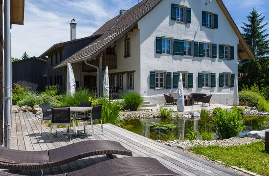 Gartengestaltung mit Deck und Teich