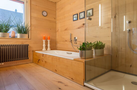 Badezimmer renovieren: Badewanne in Holz