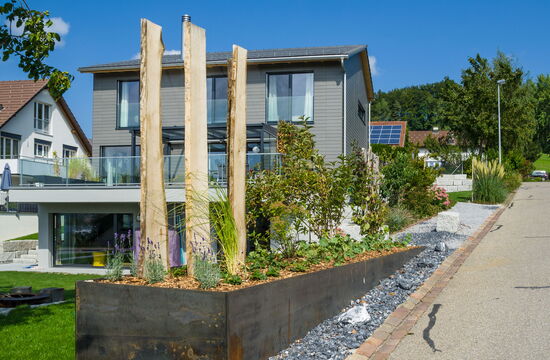 Gartengestaltung mit Holz und Metall