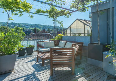 Holzdeck und Metall-Pergola