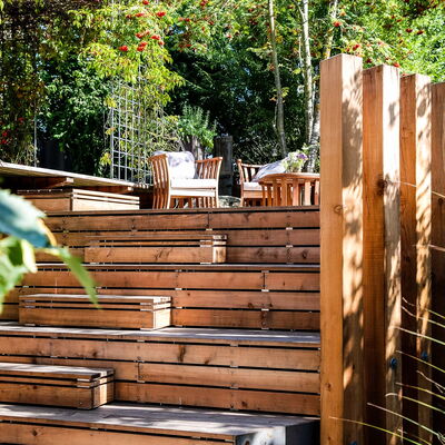 Umgebungsgestaltung Naturteich Aussendeck und Sichtschutzwand